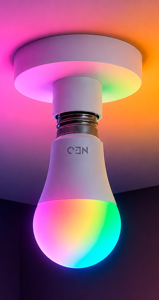 Lâmpada inteligente Avant Neo RGB de 10W acesa em várias cores no soquete do teto