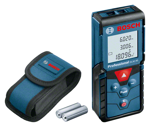 Trena a laser Bosch GLM 40 azul com visor iluminado, ao lado do saco de proteção e de duas pilhas AAA