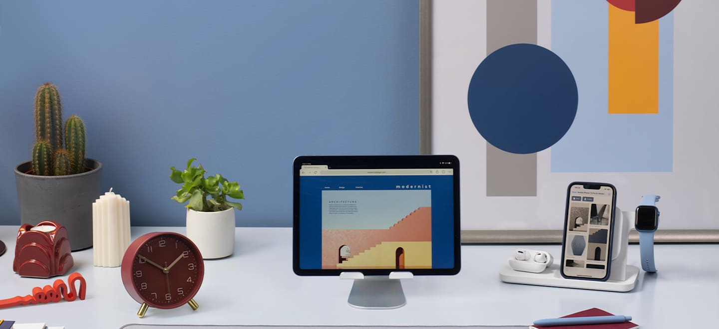 Mesa de trabalho com notebook, tablet e celular, contexto de uso do Logitech Pebble M350