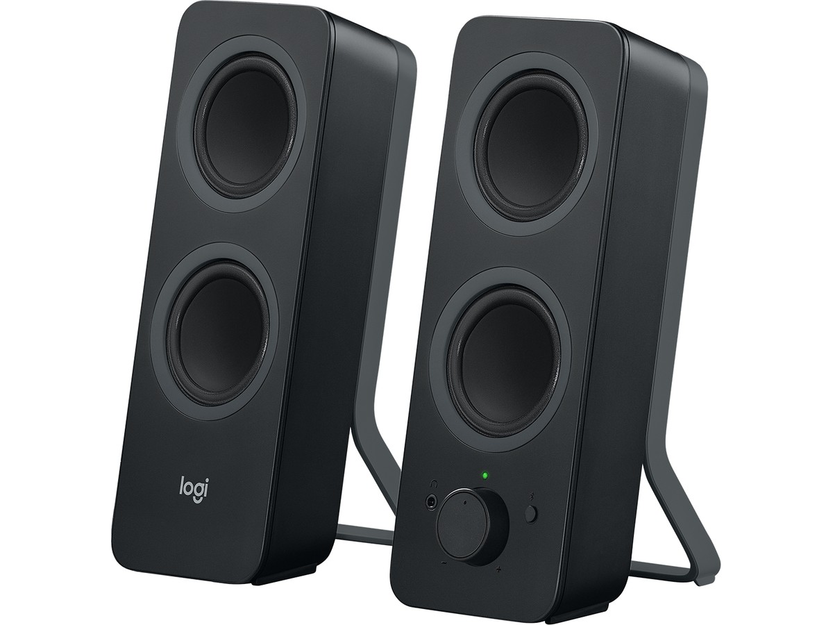 Par de caixas de som Logitech Z207 pretas, altas, com dois alto-falantes cada e botão de volume