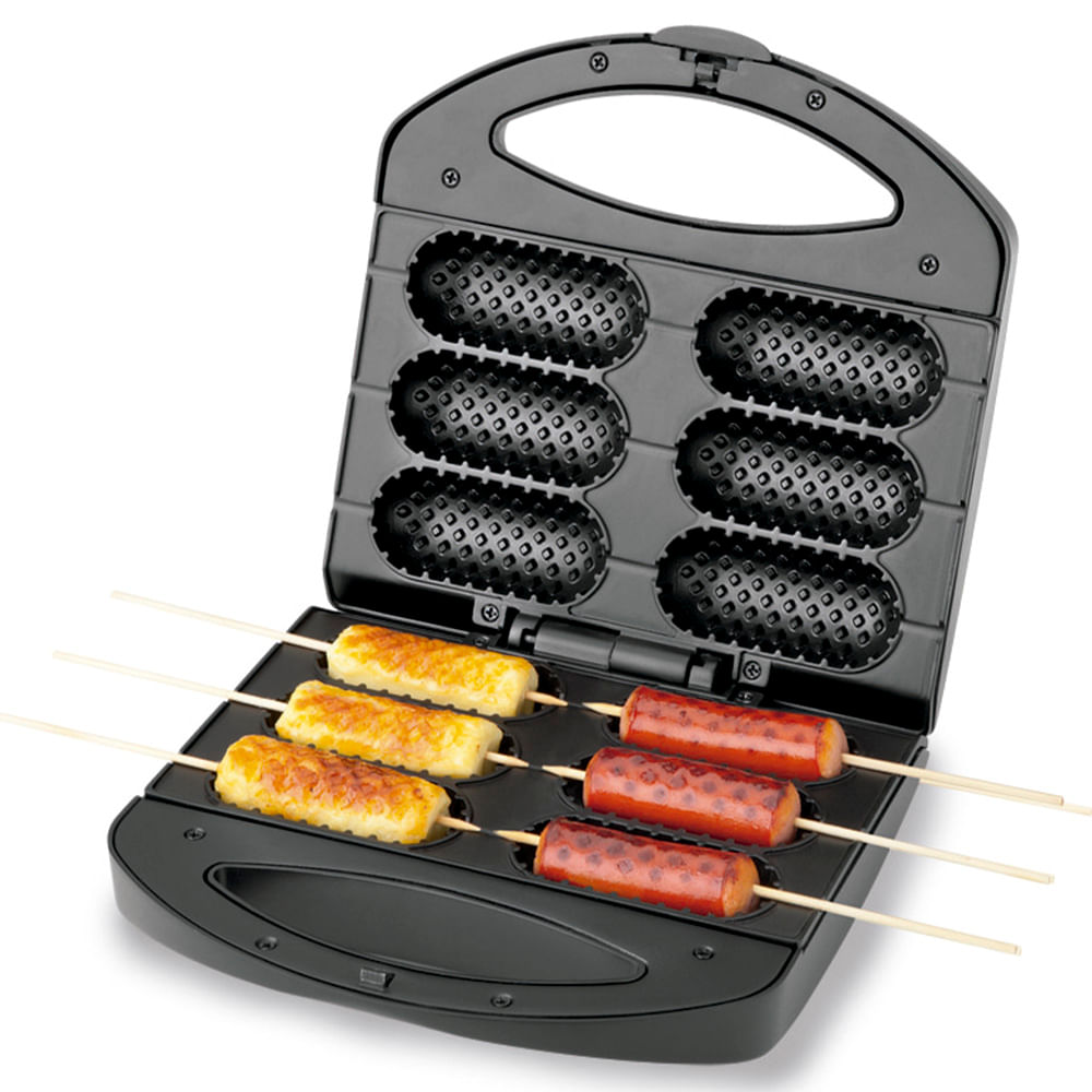 Crepeira Mondial Pratic Crepe e Hot Dog CP-01 aberta, com seis cavidades antiaderentes, três queijos coalho e três salsichas em palitos