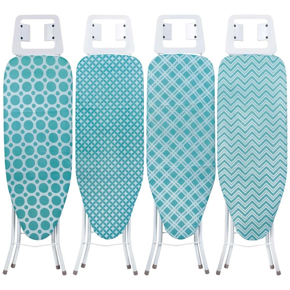 Quatro mesas de passar roupa Mor Nice dobradas, com estampas diferentes em tons de azul e suporte de ferro branco no topo