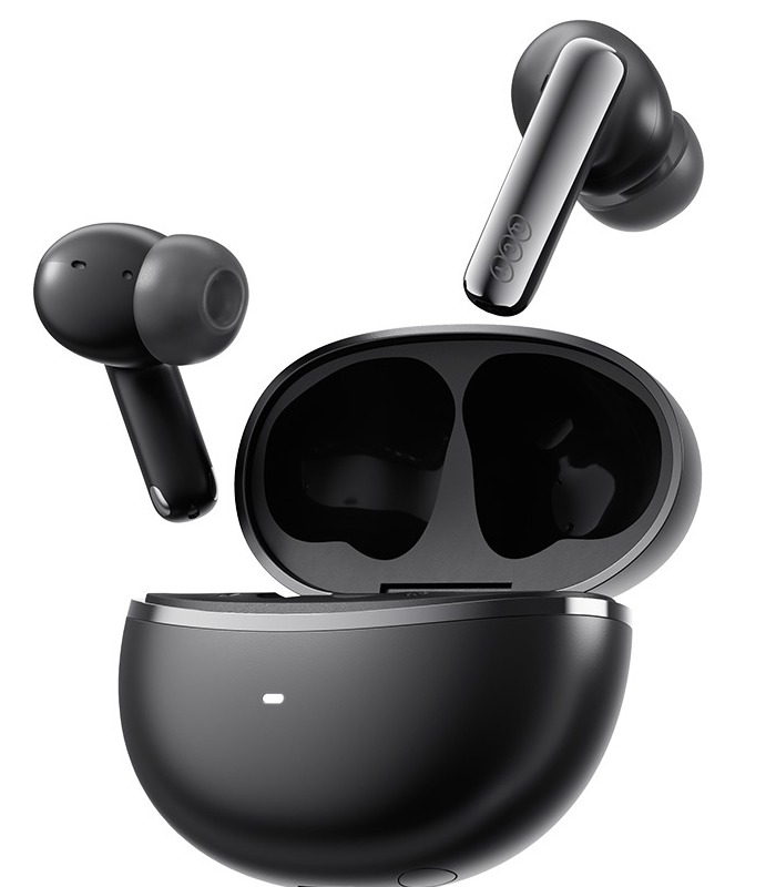 Fones QCY HT18 MeloBuds N70 pretos com estojo aberto e logotipo QCY na haste