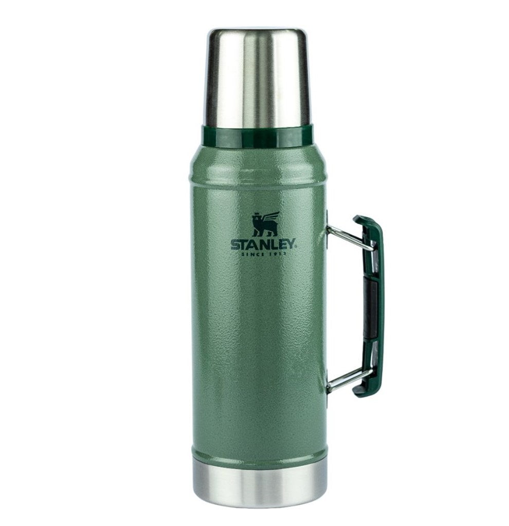 Garrafa térmica Stanley Classic verde com alça lateral e tampa que serve de caneca