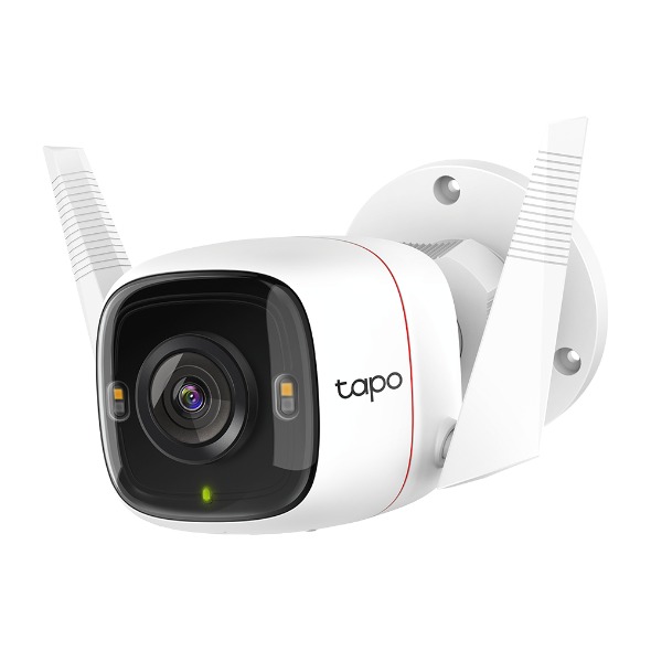 Câmera de segurança externa TP-Link Tapo C320WS branca com duas antenas e suporte de parede