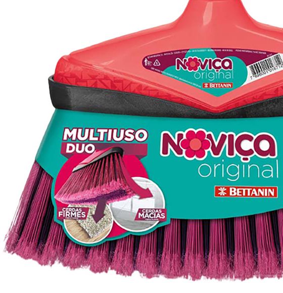 Vassoura Bettanin Noviça Original Multiuso Duo, com base vermelha, rótulo verde-água e cerdas rosas e roxas