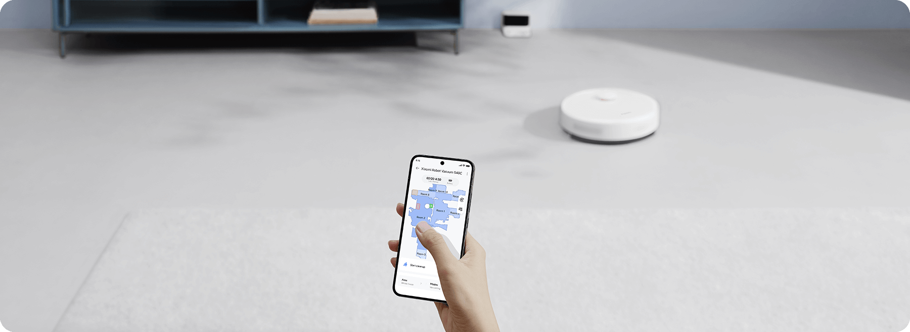 Pessoa controlando o robô aspirador Xiaomi Robot Vacuum S40C pelo aplicativo no celular